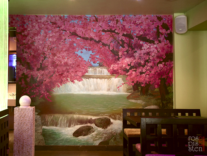 роспись ресторана, цветущая сакура, водопад
